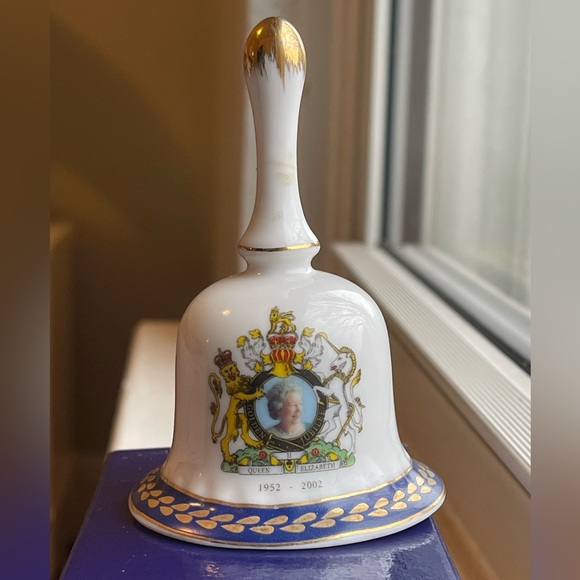 Queen Elizabeth Hand painted House of Valentina Golden Jubilee bell - Picture 6 of 6